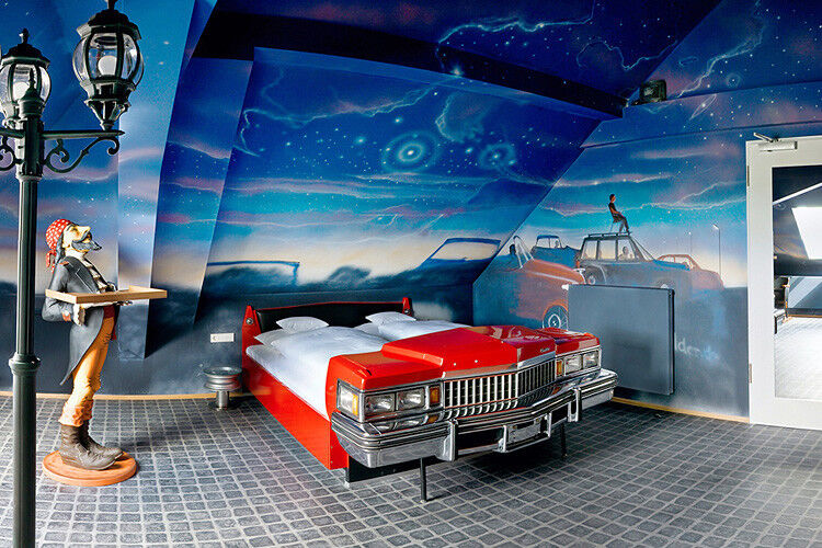 Nostalgiker und Filmfans kommen im Cadillac DeVille des Autokino-Zimmers auf ihre Kosten. (Foto: V8 Hotel/Frank Hoppe)