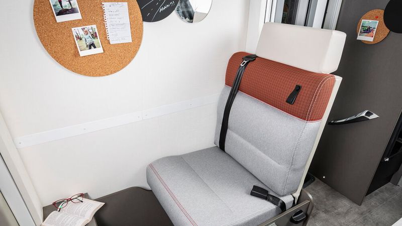 Praktisch: Eine Sitzbank lässt sich für die Reise zum Einzelsitz umbauen. (Bild: Challenger)