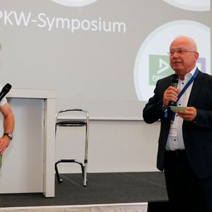 Der Leiter des Fachausschußes Instandsetzung und Fahrzeugtechnik, Markus Ehmann (rechts) moderierte das Pkw-Sysmosium, hier mit Referent L. Stefan Höslinger.(Bild:  Klasing)