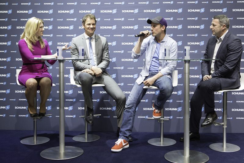 Prominent besetzt war der legendäre Schunk-Technik-Torwart-Talk mit Sky-Moderatorin Jessica Kastrop, Schunk-Markenbotschafter Jens Lehmann, Schauspieler Wotan Wilke Möhring und Wölfe-Geschäftsführer Klaus Allofs (v.l.n.r.). (Bild: Schunk)