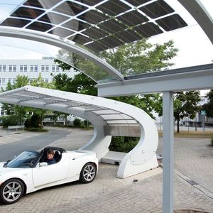 Der Sunovation Eco Technics ist ein Carport, der Design mit Funktionalität in attraktiverWeise verbindet. Im Vordergrund ein Solardach aus Plexiglas für den Fahrradständer. 