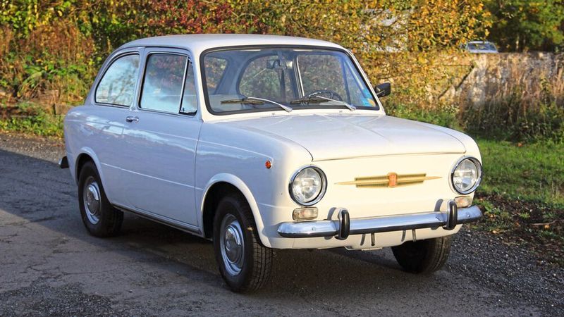 9. Preis: Alle lieben den Fiat 500, weil er so niedlich ist. Wer aber nicht nur ein Auto zum Knuddeln sucht, sondern zum Fahren, womöglich sogar auf der Autobahn, der sitzt im wassergekühlten 850er besser. Das war schon in den Sechzigern so. Deshalb verkaufte sich der Große unter Fiats Kleinen auch 2,3 Millionen Mal. Der Spender des Heckmotor-getriebenen Fiat 850, Dr. Matthias Baum aus München, war oft und gerne mit seinem Millionenseller unterwegs, bis eine Krankheit den beiden einen Strich durch die Rechnung machte.  (Bild: Lebenshilfe Gießen)