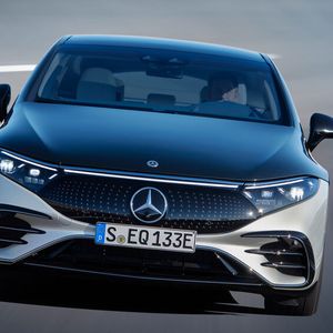 Mercedes hat den Lidar beim EQS in den Frontgrill gepackt – allerdings bietet er dort keine Rundumsicht.(Bild:  Mercedes-Benz)