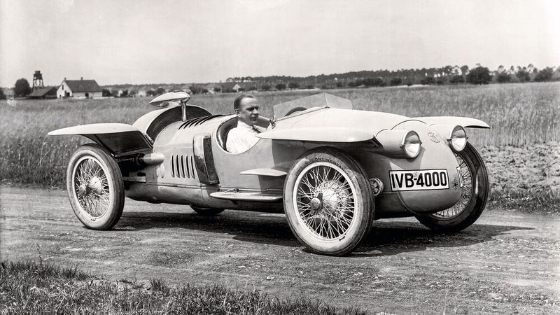 Hier die Sportwagenausführung von 1924: Am Steuer sitzt Benz-Werksfahrer Willy Walb. Auffallend ist der in drei Ebenen aufgeteilte vordere Kotflügel. (Bild: Mercedes-Benz)