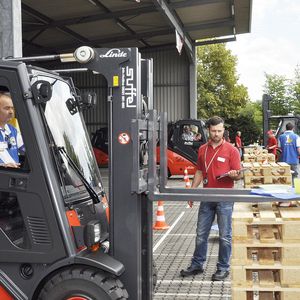 Station „Tisch deck' Dich“: Beim Absetzen des Tabletts mussten die Teilnehmer dessen Schwerpunkt finden.