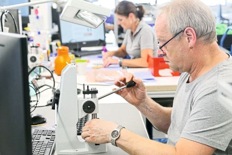 Viel Handarbeit und Know-how: Baugruppen- und Komponentenmontage. (Anne Richter, SMM)