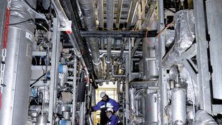 Blick in die Aveneer-Pilotanlage in Worms. Komplexe Technik auf engem Raum – die Anlage ist nur 4 m breit, aber 27 m lang und über 20 m hoch. Später soll die Anlage zur Schulung der Mitarbeiter dienen, die die für 2014 geplante Großanlage betreiben.  (Bild: Evonik)