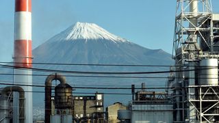 Japans Industrie war für seine gute Produktqualität bekannt. Jetzt liegt ein immer dunkler werdender Schatten über der Branche: Nach Nissan, Mitsubishi, Kobe Steel und Subare musste nun mit Toray Industries ein weiterer Materialbeschaffer der Automobilindustrie Manipulationen bei Inspektionsdaten einräumen. (Bild: EPA/FRANCK ROBICHON)