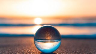 Wie ein Blick in die Kristallkugel: Klimamodelle können heute in gewissem Maße die Zukunft voraussagen. Damit die Vorhersagen besser werden, müssen Mess-Netze weiter ausgebaut werden. (Bild: gemeinfrei, Joshua Woroniecki)