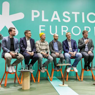 Unser Expertentalk „Intelligente Materialien brauchen intelligente Systeme – KI in Verbindung mit neuen Werkstoffen, Rezyklaten und Bio-Compounds“ im Rahmen der K 2025 in Düsseldorf war hochkarätig besetzt: Stefan Lenz, Chefredakteur PlastXnow/Plastverarbeiter; Christian Schiller, CEO, Cirplus; Matthias Schulz, Head of Strategy, Otto Krahn Group; Dr. Mirko Rennert, CEO, Twins Crew; Dr.-Ing. Florian Linscheid, Co-Founder materAIze; Herr Kugler, Division Lead Digitization, SKZ; und Dr. Johannes Kilian, Head of Process and Application Engineering, Engel Austria und Simone Fischer, leitende Redakteurin PlastXnow/Plastverarbeiter. (Bild: Plastics Europe/Hauter und Eichentopf Fotografie)
