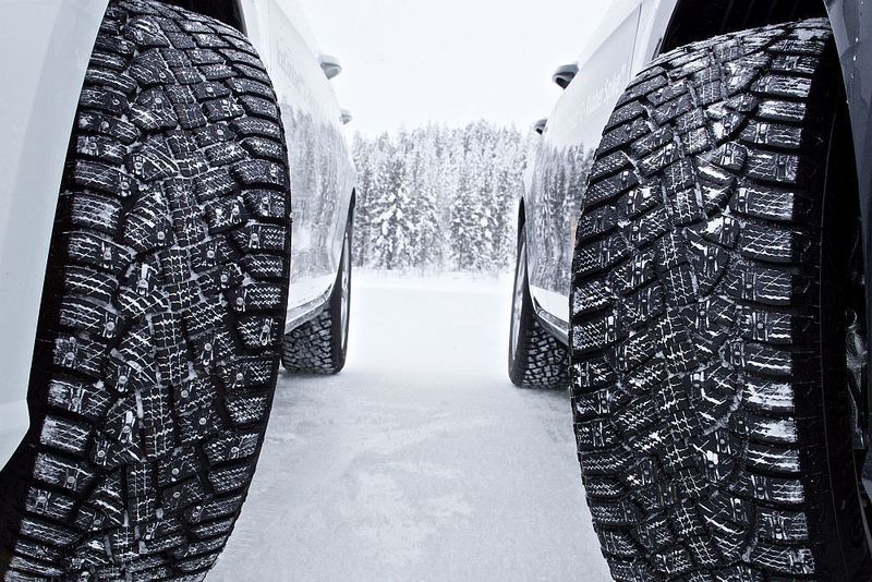 Wer genau hinsieht, erkennt im linken Reifen die traditionellen, mit Aluminium umrandeten Spikes. Im rechten Reifen sind die Rubberspikes verbaut. (Continental)
