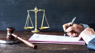 Die elektronische Signatur ist das digitalisierte Pendant zur handschriftlichen Unterschrift. Die digitale Signatur gewährleistet Integrität und Authentizität in dem Maße, dass sie in einem Gerichtsverfahren standhalten kann. (©sebra - stock.adobe.com)