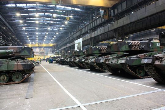 Sieht so die Zukunft aus? Wie vor Kurzem bekannt wurde, scheint sich der Rüstungskonzern Rheinmetall durchaus für eine Kooperation mit Blick auf den VW-Standort Osnabrück zu interessieren. Chefs von Rheinmetall, MAN und VW kamen deshalb zusammen ...(Bild:  Rheinmetall)