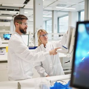 Prozessbasierte Laborwelten ersetzen klassische Abteilungsstrukturen und ermöglichen fachübergreifende Zusammenarbeit sowie die gemeinsame Nutzung von Equipment.(Bild:  Roche)