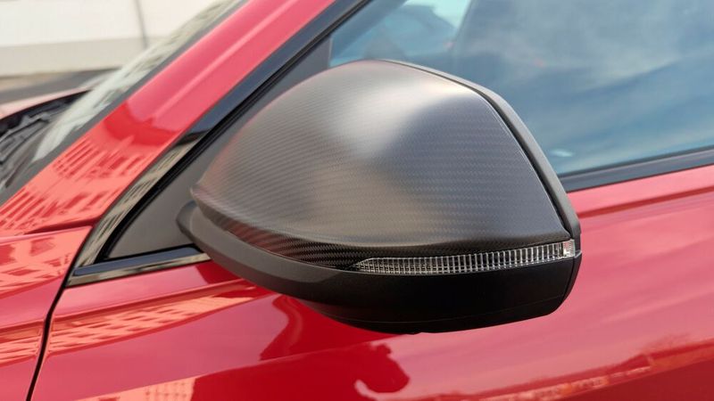 So etwa die Außenspiegelkappen. Bitte in der Garage nicht ankratzen – das wird sonst teuer. Der Q8 ist inklusive Spiegeln 2,19 Meter breit – wir haben Sie gewarnt. (Bild: Simon – VCG)