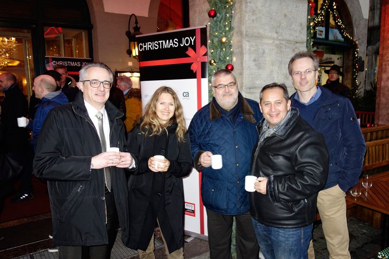 Auf ein Glühwein (v. l.) Peter Hau, Fujitsu, Corona Bergler, CA, Hans-Peter Mueller, CA, Werner Theiner, eco Verband, und Andrej Konkow, Arithnea (Bild: IT-BUSINESS)