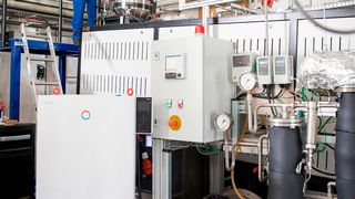 Das ist der Drehrohrofen in dem am Fraunhofer-IKTS die katalytische Pyrolyse von Polcarbonat erforscht wird. Vom Labor ist diese Recyclingidee bereits in den Technikumsmaßstab gelangt. (Bild: Fraunhofer-IKTS)