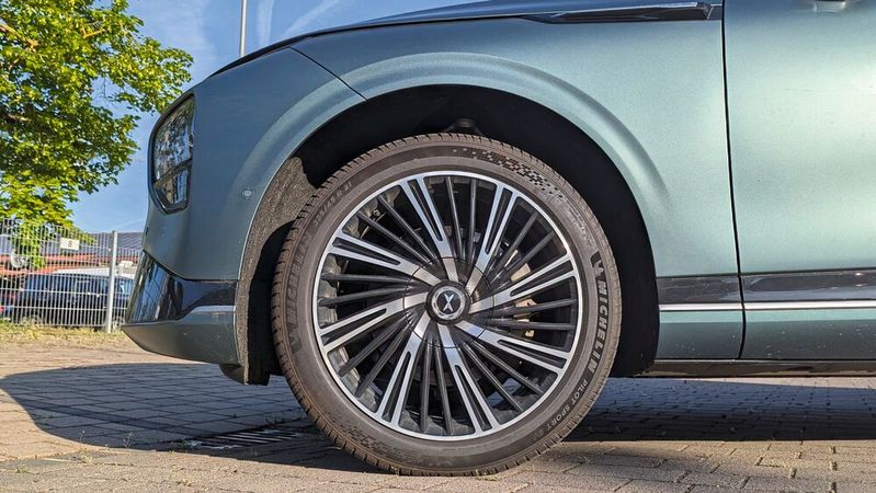 Filigrane 21-Zoll-Felge an einem Xpeng G9: Fahrzeugmasse und Motordrehmoment von batterieelektrischen SUVs stellen harte Anforderungen an die Räder.(Bild:  Rosenow, VCG)