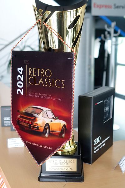 Und zusammen mit seiner einmaligen Geschichte bescherte das Klaus Baumann und seinem Braun-Bus prompt den Publikumspreis der Retro. (Bild: Ascari)