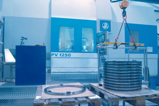 Die fachgerechte Fertigung ist gerade bei sehr großen Komponenten sehr wichtig. Sie sollte technologisch auf die Großteilebearbeitung ausgerichtet sein, dazu gehören insbesondere präzise sowie hochleistende Induktivhärteanlagen.(Bild:  Rodriguez)