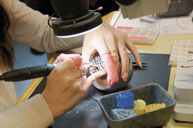 Les finitions haut de gamme et traditionnelles sont réalisées à la main par une trentaine de collaborateurs spécialisés.     (Source : MSM)