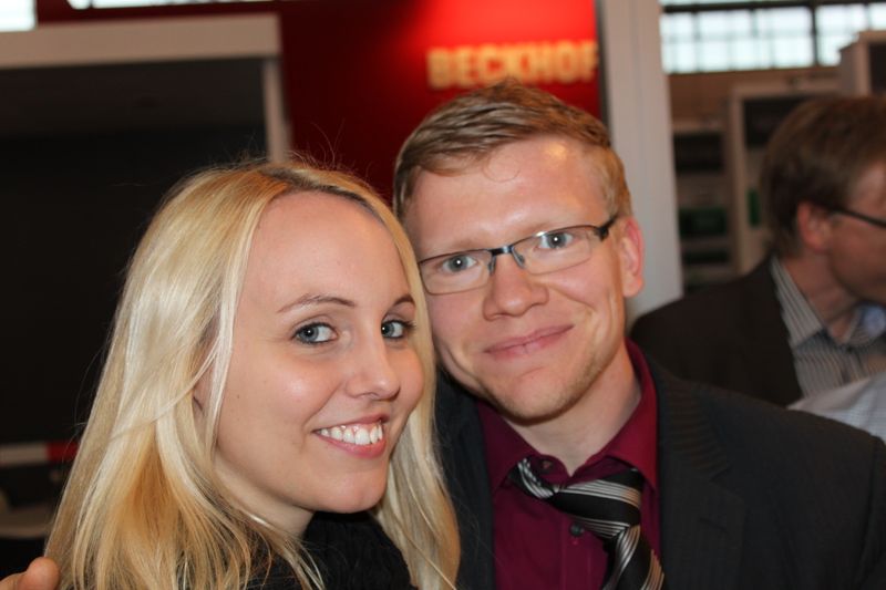 Am Dienstagabend wurde bei der Vogel Business Media am Messe-Stand in Halle 9 traditionell auf eine erfolgreiche Hannover Messe 2014 angestoßen. Gute Gespräche und Live-Musik von der Band „Famos“ sorgten bei den zahlreichen Standpartygästen für eine ausgelassene Stimmung. (Siegl/Vogel Business Media)