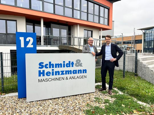 Es kann weitergehen! Von links: Georg Obermaier, Leiter der Business Unit Forming bei Dieffenbacher, und Dieffenbacher-CFO Lukas Langer freuen sich über die erfolgreiche Übernahme des Composites-Geschäfts der Schmidt & Heinzmann GmbH & Co. KG.(Bild:  Dieffenbacher)