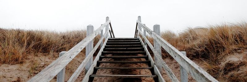 Wie steigt man die Treppe der Markenbekanntheit hoch? Die Antwort: Angepasster Merch könnte dabei helfen. Wie steigt man die Treppe der Markenbekanntheit hoch? Die Antwort: Angepasster Merch könnte dabei helfen.