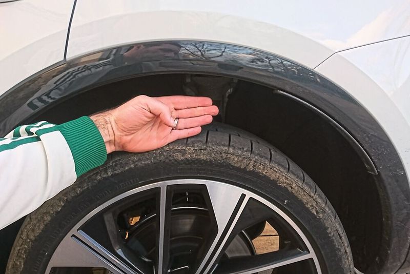 ... „lift“: +20 mm, „allroad“/„offroad“: +/–0 mm, „auto“/„comfort“: –25 mm, „dynamic“: –40 mm. Zusätzlich lässt sich der Kofferaum um 55 mm absenken. (Bild: Sven Prawitz/Vogel Communications Group)