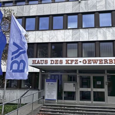 Die Verbände sind auch für die Mit­glieder in Frankfurt am Main wieder präsent. BIV-Kfz und ZDK laden ein. (Bild: Doris S. Pfaff)