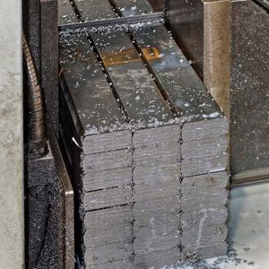 Für den Auftraggeber sägt man bei Thomas Graham & Sons solche Stahlbündel aus 24 Stäben, die einen Querschnitt von 50 Millimeter × 20 Millimeter haben, in 280 Millimeter lange Stücke. Zwei abgeschrägte Kanten sind auch auszuführen.(Bild:  Kasto)