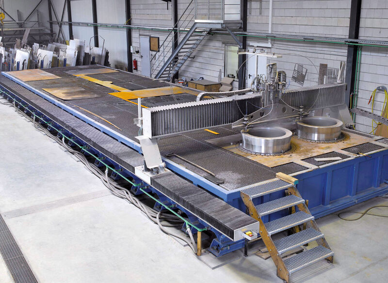 Wasserstrahlzuschnitt von großformatigen Teilen auf zwei Doppelkopfanlagen mit Tischabmessungen von 16.000 mm x 4000 mm. (Bild: Vollrath)