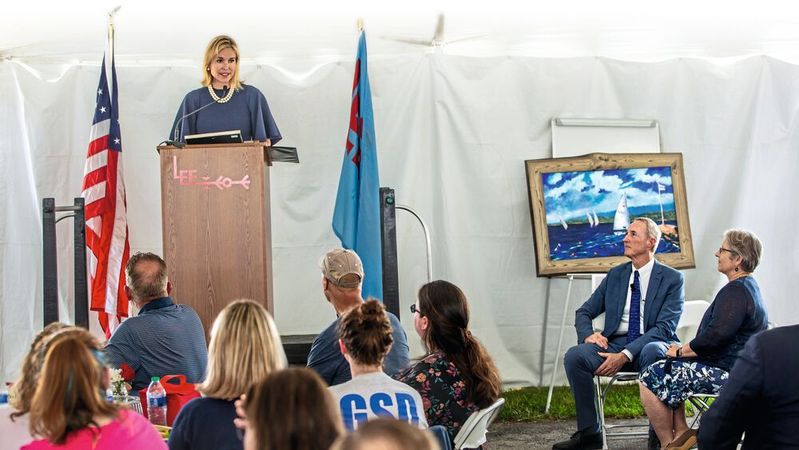 CEO Marietta S. Lee bei ihrer Antrittsrede im Rahmen der 75-Jahr-Feier am 10. Juli 2023 in Westbrook, Connecticut, USA. Sie folgt auf William W. Lee (2. v. r.).(Bild:  The Lee Company)