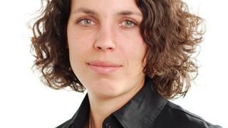 Dr. Barbara Staehle, Gruppenleiterin Wireless Automation Networks bei Fraunhofer ESK: „Mit drahtlosen Kommunikations- und Lokalisierungstechniken können Industrie-4.0-Visionen realisiert werden.“ (Bild: Fraunhofer)