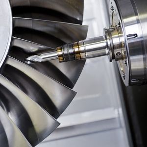 Maschine bei der Herstellung von Blisks für Flugzeugtriebwerke und Turbinen.