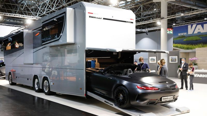 1.450.430 Euro kostet das Ausstellungsstück des Vario Perfect 1200 Platinum von Vario Mobil. Die Basis bildet ein 26 Tonnen schwerer Mercedes-Benz Actros 2553 LLL mit 12 Metern Aufbaulänge. Der Dieseltank umfasst 390 Liter, zusätzlich gibt es Kapazität für 500 Liter Trinkwasser sowie 400 Liter Abwasser.  (Bild: Messe Düsseldorf/ctillmann)