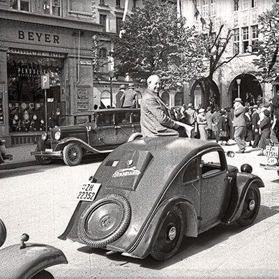 Josef Ganz 1935 mit dem von ihm entwickelten Standard Superior in Zürich, Ecke Bärengasse und Bahnhofstrasse