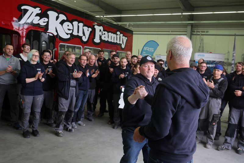 Geschafft: Innerhalb von 48 Stunden bauten die IRS-Mitarbeiter den Kelly-Tour-Bus wieder auf. (Bild: Herbert Bucco)
