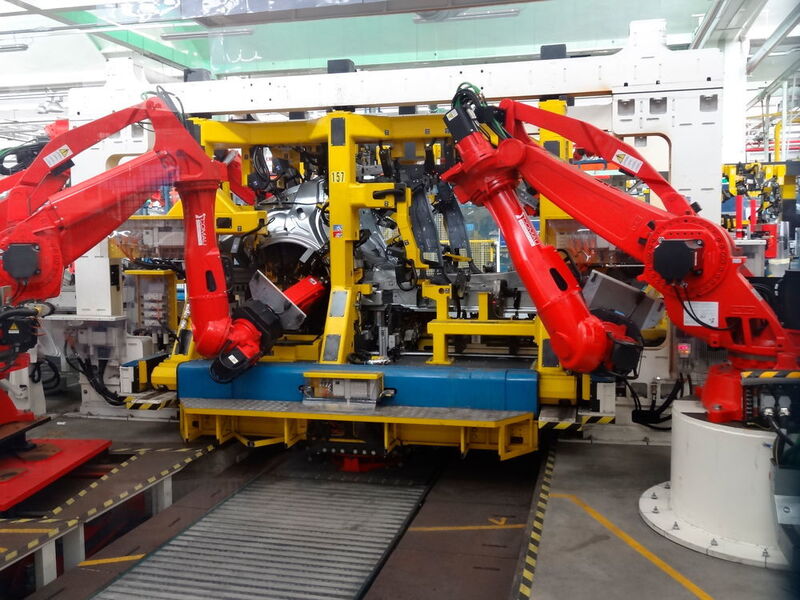 Jedes Chassis wird von einem Transferfahrzeug von einer Arbeitsstation zu anderen gebracht. (Bild:)