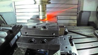 Für die „grobe“ Bearbeitung von HRSA-Werkstoffen erweisen sich Keramik-Wendeschneidplatten als günstiger, weil die Zykluszeiten, aufgrund der verbesserten Schnittdaten, bedeutend geringer werden, sagt Ceratizit. Deshalb gebe es jetzt zwei neue Keramiksorten, um die etwa der Flugzeugbau und die Turbinenhersteller nicht herum kämen. (Ceratizit)