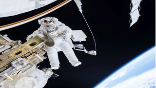 Spacewalk des NASA- Astronauten Tim Kopra (Quelle: NASA)