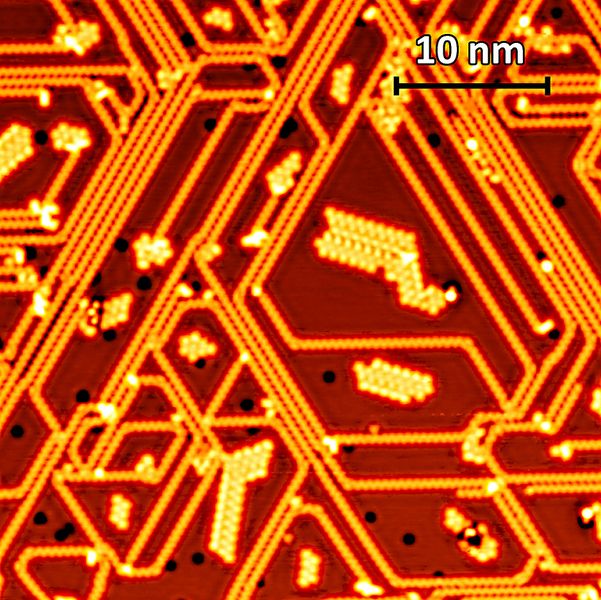1D-Material elektronisch analysiert  Erstmals ist es einem Team an der Synchrotron-Strahlungsquelle BESSY II gelungen, experimentell eindimensionale elektronische Eigenschaften in einem Material nachzuweisen. Die Proben bestanden aus kurzen Ketten aus Phosphoratomen, die sich auf einem Silbersubstrat selbst organisiert in bestimmten Winkeln bilden. Durch eine spezielle Auswertung gelang es, die Beiträge von unterschiedlich ausgerichteten Ketten voneinander zu trennen und zu zeigen, dass die elektronischen Eigenschaften tatsächlich einen eindimensionalen Charakter besitzen. Berechnungen zeigten darüber hinaus, dass ein spannender Phasenübergang zu erwarten ist: Während das Material aus einzelnen Ketten halbleitend ist, wäre eine sehr dichte Kettenstruktur metallisch. Hier gehts zur Originalmeldung Wissenschaftsbild des Tages vom 23.10.2025  (Bild: HZB/Small Structures (2025)/10.1002/sstr.202500458)