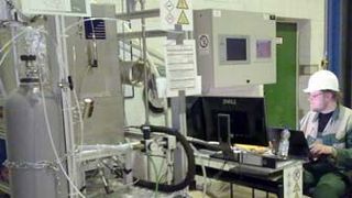 Betrieb des SOFC-Systems durch einen Cutec-Mitarbeiter an der Biogasanlage des Unternehmens Nordzucker am Werk Uelzen. (Bild: Cutec)