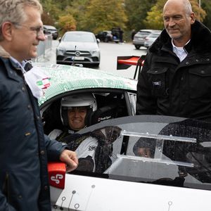 Schaeffler Paravan CEO Roland Arnold (links), Formel-1-Weltmeister Nico Rosberg und Eckardt Döhrer (rechts), Geschäftsführer der TRE GmbH, bei der Testfahrt auf dem Nürburgring.