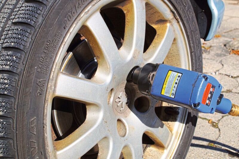 Ein Kunde muss nach einem Reifenwechsel an seinem Fahrzeug die Radmuttern nachdrehen, darauf muss die Werkstatt ihn hinweisen.  (gemeinfrei)