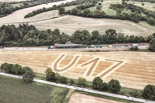 Man traut den Augen kaum! Ein U-Boot rollt auf der Straße dahin?! Möglich macht sowas das Know-how und die Technik von TII Scheuerle. Genau gesagt, ist es der Transport von U-17 der Bundesmarine vom Technikmuseum Speyer zum Schwestermuseum Sinsheim ...(Bild:  TII Scheuerle)