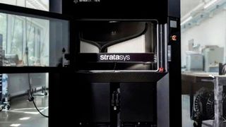 Stratasys nimmt nach der IMTS in Chicago auch die Formnext in Frankfurt am Main als willkommene Gelegenheit, um den neuen 3D-Drucker F870 für relativ große Produkte vorzustellen ... (Bild: Stratasys)