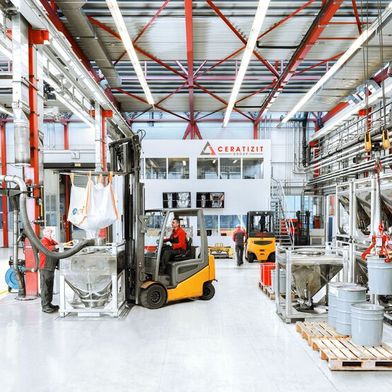 Blick in die Produktion: Ceratizit stellt sicher, dass alle Rohstoffe verantwortungsbewusst und transparent über RMI-konforme Schmelzhütten (Responsible Minerals Initiative) bezogen werden. (Bild: Ceratizit)
