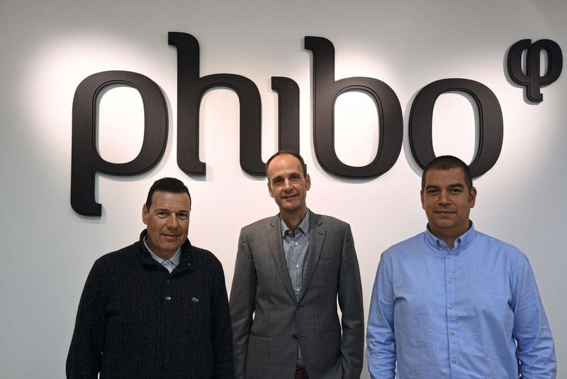 Oscar Velilla, Josep Pujol und Eduard León (v. l. n. r.) beim Dentaltechnikhersteller Phibo in Spanien profitieren von den Vorteilen des Werkzeugspannsystems powRgrip. (Rego-Fix AG)