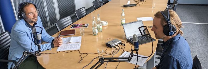 Daniel Goebel (li.) Dichtungsexperte von EagleBurgmann unterhält sich mit PROCESS-Redakteur Dominik Stephan über Nachhaltigkeit und was das für ihn und seinen Arbeitgeber, einen Dichtungshersteller bedeutet.